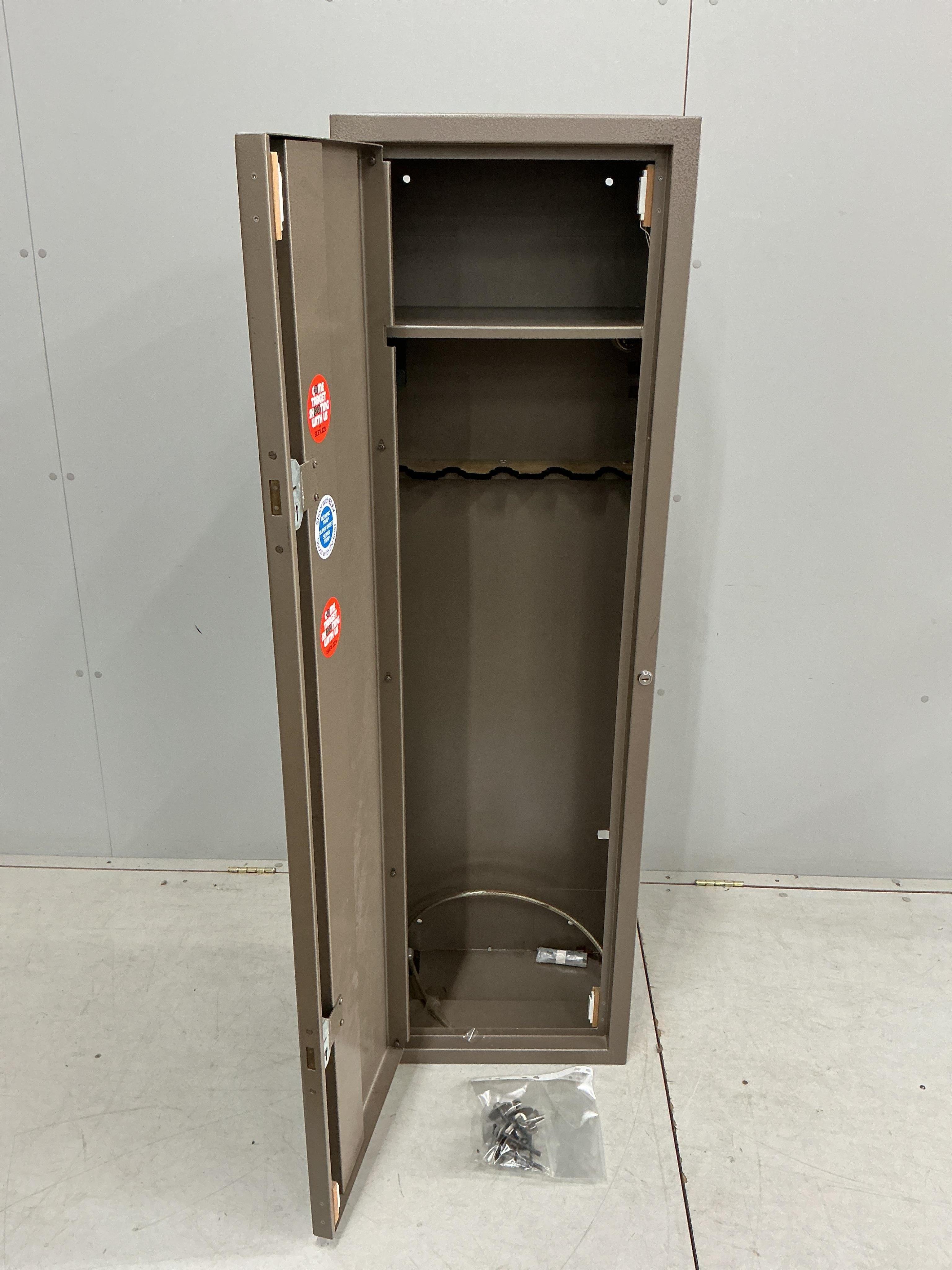 A modern five gun cabinet, width 46cm, depth 30cm, height 153cm